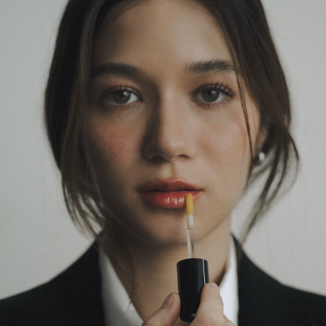 オスマンサス（金木犀）の香りがやさしく広がる、PAÑPURI（パンピューリ）のリップオイル。植物由来成分とペプチド配合で、ふっくらと潤う唇に。